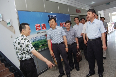 2011年8月，時任浙江省委組織部副部長莊躍成視察天通